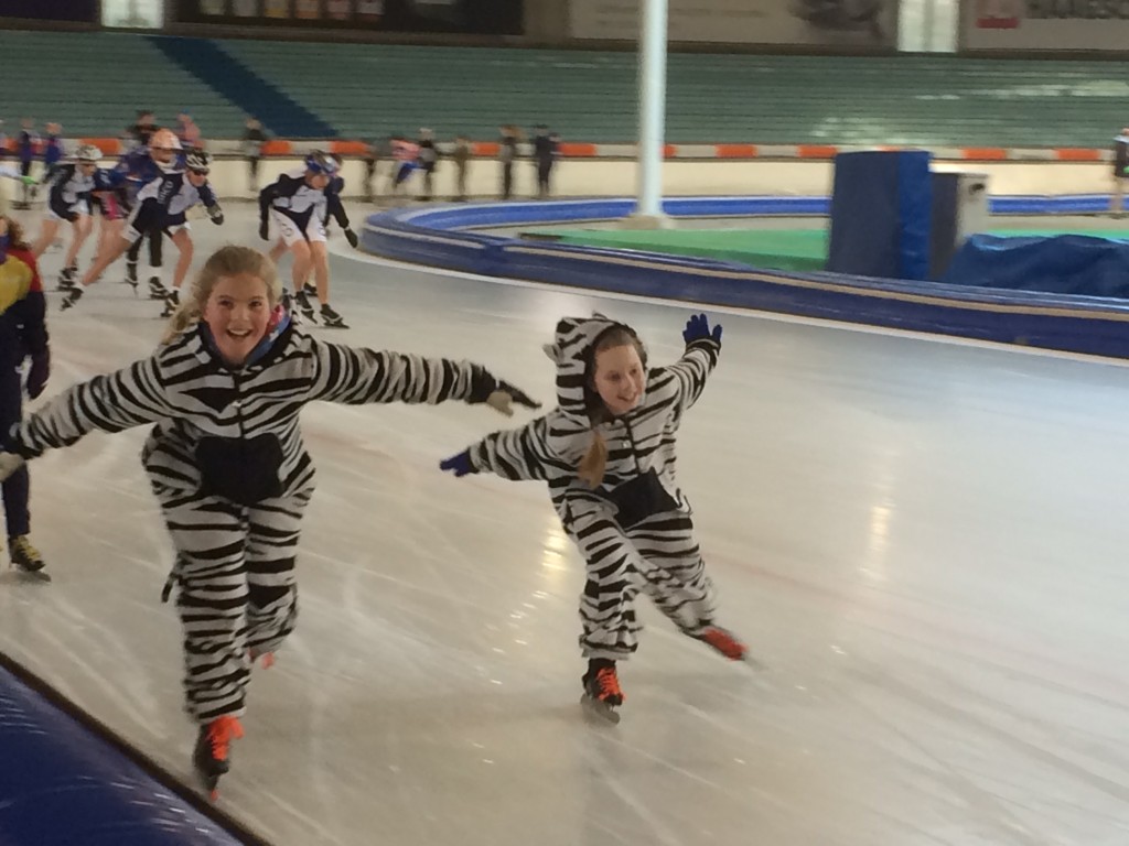 Mare en Iris tijdens de laatste schaatsles van het seizoen op vrijdag.